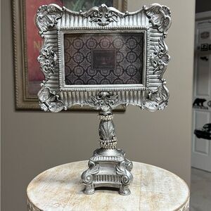 Sicura Italian Designs Vintage-Style Silver Tabletop Pedestal Picture Frame
